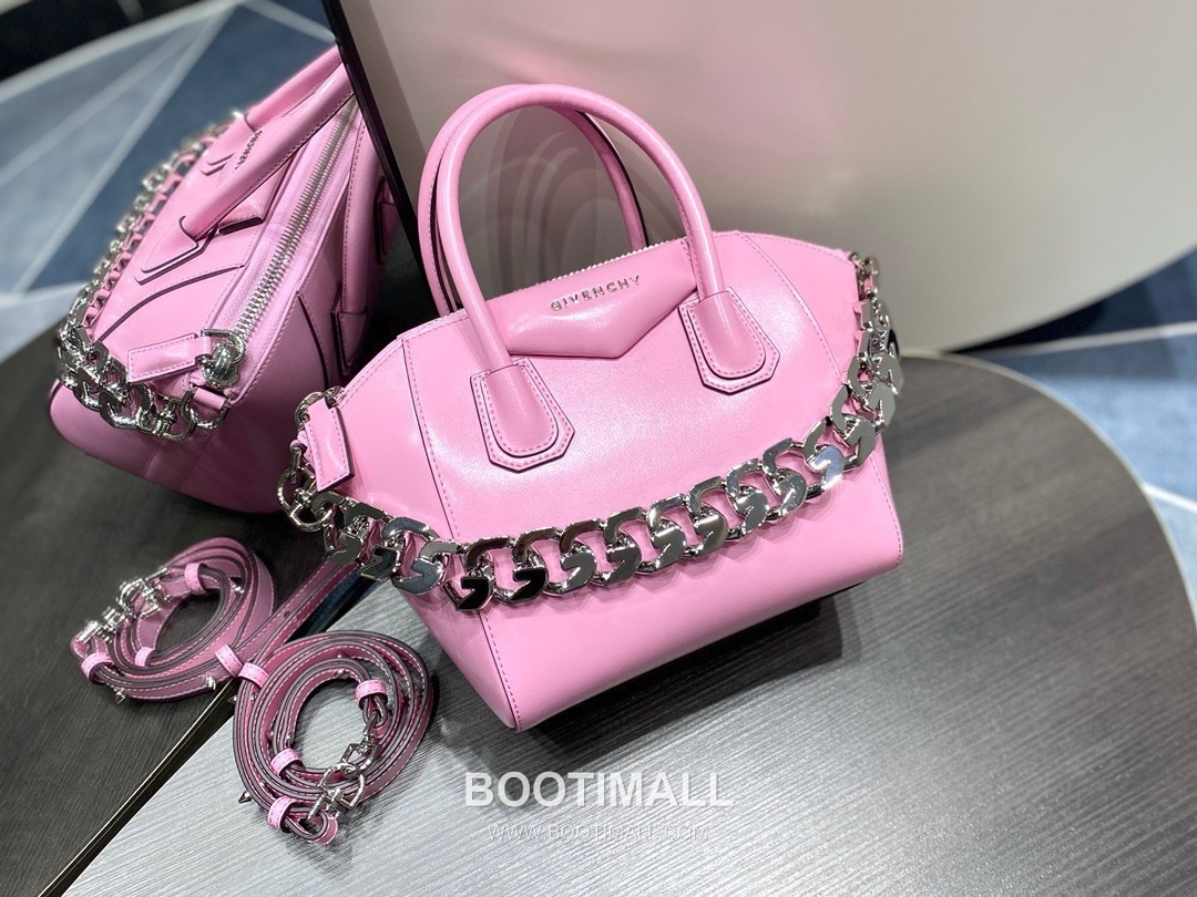 Givenchy Antigona Box Calfskin Top Handle Bag with Zip Closure and Detachable Strap 지방시 안티고나 박스 카프스킨 지퍼 탑핸들백 22cm 1