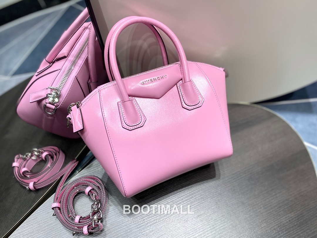 Givenchy Antigona Box Calfskin Top Handle Bag with Zip Closure and Detachable Strap 지방시 안티고나 박스 카프스킨 지퍼 탑핸들백 22cm 3