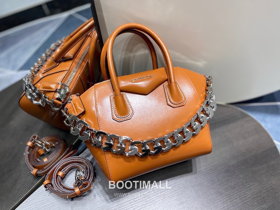 Givenchy Antigona Box Calfskin Top Handle Bag with Zip Closure and Detachable Strap 지방시 안티고나 박스 카프스킨 지퍼 탑핸들백 22cm 1