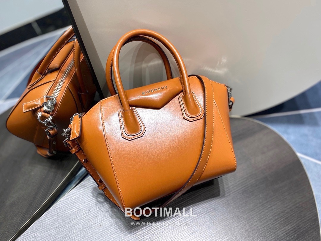 Givenchy Antigona Box Calfskin Top Handle Bag with Zip Closure and Detachable Strap 지방시 안티고나 박스 카프스킨 지퍼 탑핸들백 22cm 2