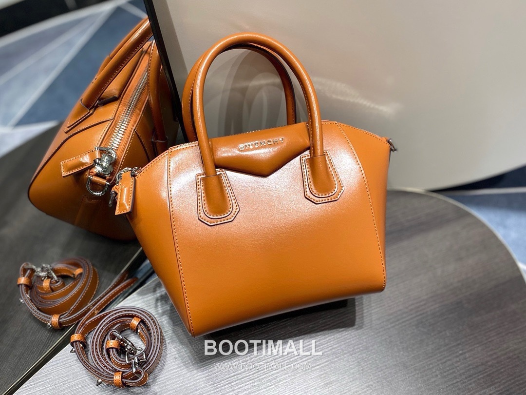 Givenchy Antigona Box Calfskin Top Handle Bag with Zip Closure and Detachable Strap 지방시 안티고나 박스 카프스킨 지퍼 탑핸들백 22cm 3