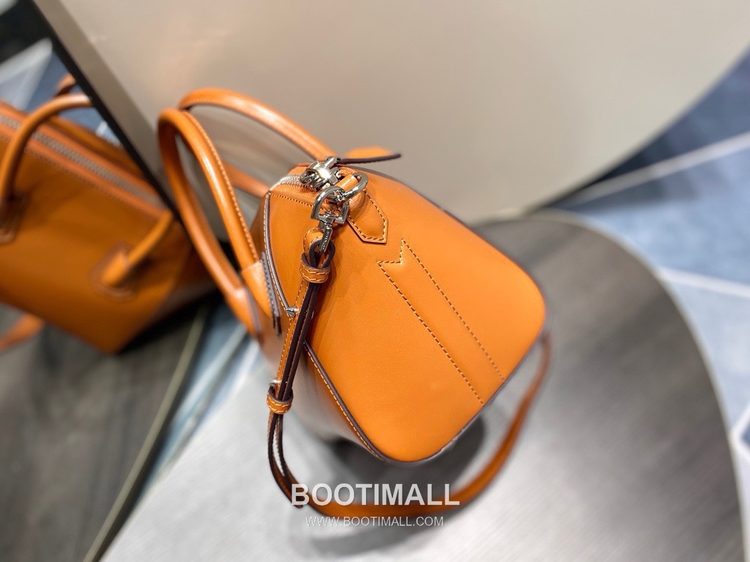 Givenchy Antigona Box Calfskin Top Handle Bag with Zip Closure and Detachable Strap 지방시 안티고나 박스 카프스킨 지퍼 탑핸들백 22cm 4