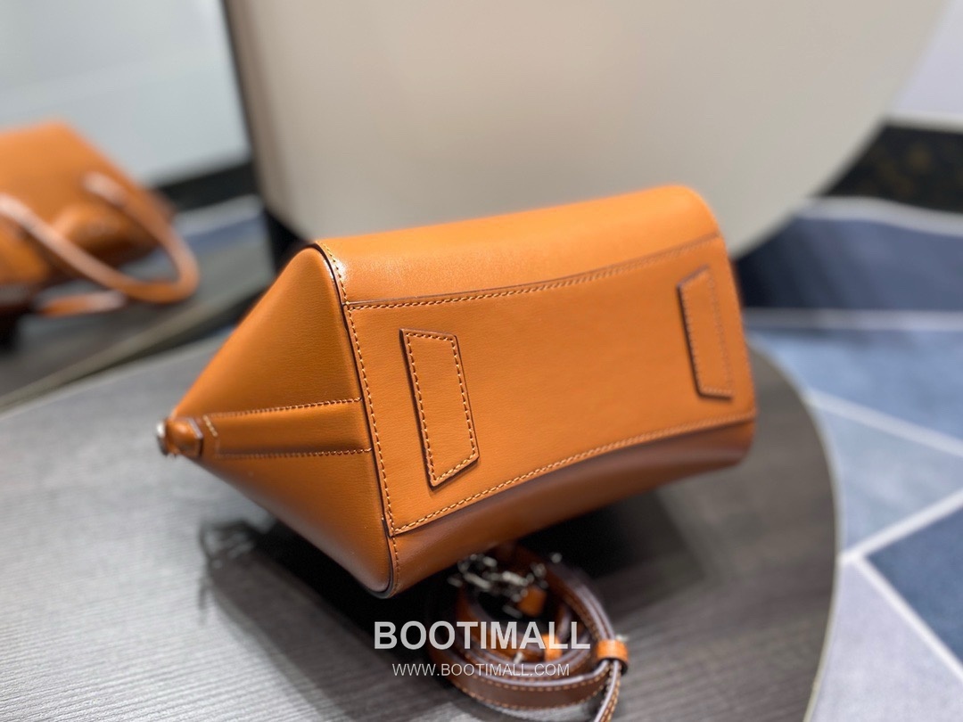 Givenchy Antigona Box Calfskin Top Handle Bag with Zip Closure and Detachable Strap 지방시 안티고나 박스 카프스킨 지퍼 탑핸들백 22cm 6