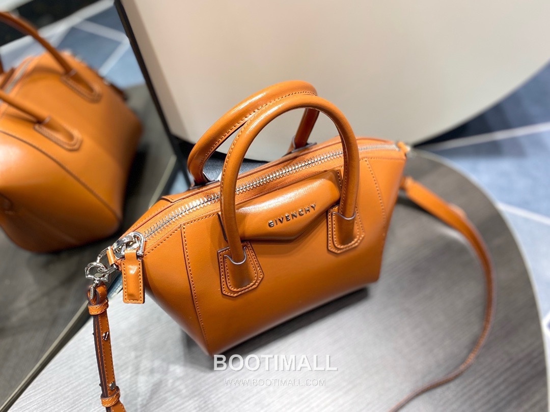 Givenchy Antigona Box Calfskin Top Handle Bag with Zip Closure and Detachable Strap 지방시 안티고나 박스 카프스킨 지퍼 탑핸들백 22cm 7