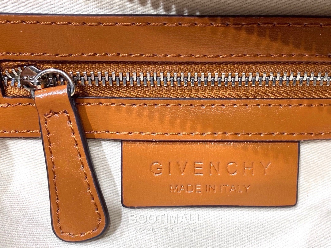 Givenchy Antigona Box Calfskin Top Handle Bag with Zip Closure and Detachable Strap 지방시 안티고나 박스 카프스킨 지퍼 탑핸들백 22cm 9