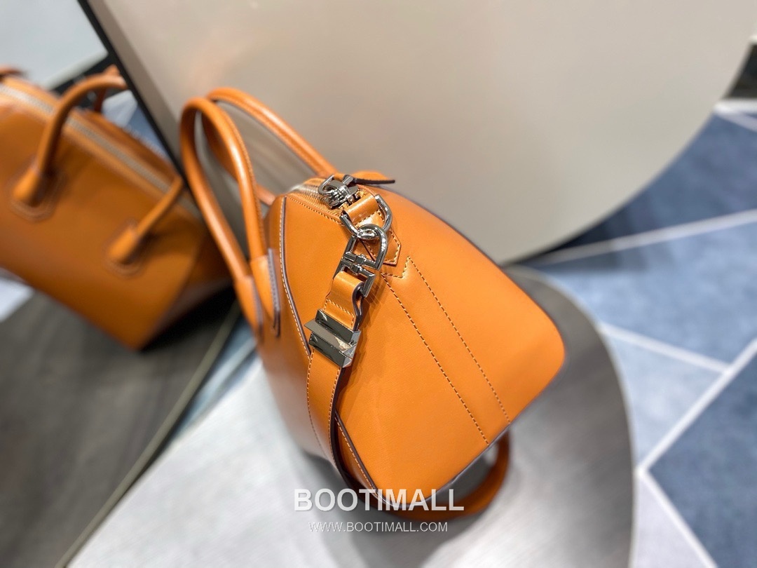 Givenchy Antigona Box Calfskin Top Handle Bag with Zip Closure and Detachable Strap 지방시 안티고나 박스 카프스킨 지퍼 탑핸들백 28cm 4