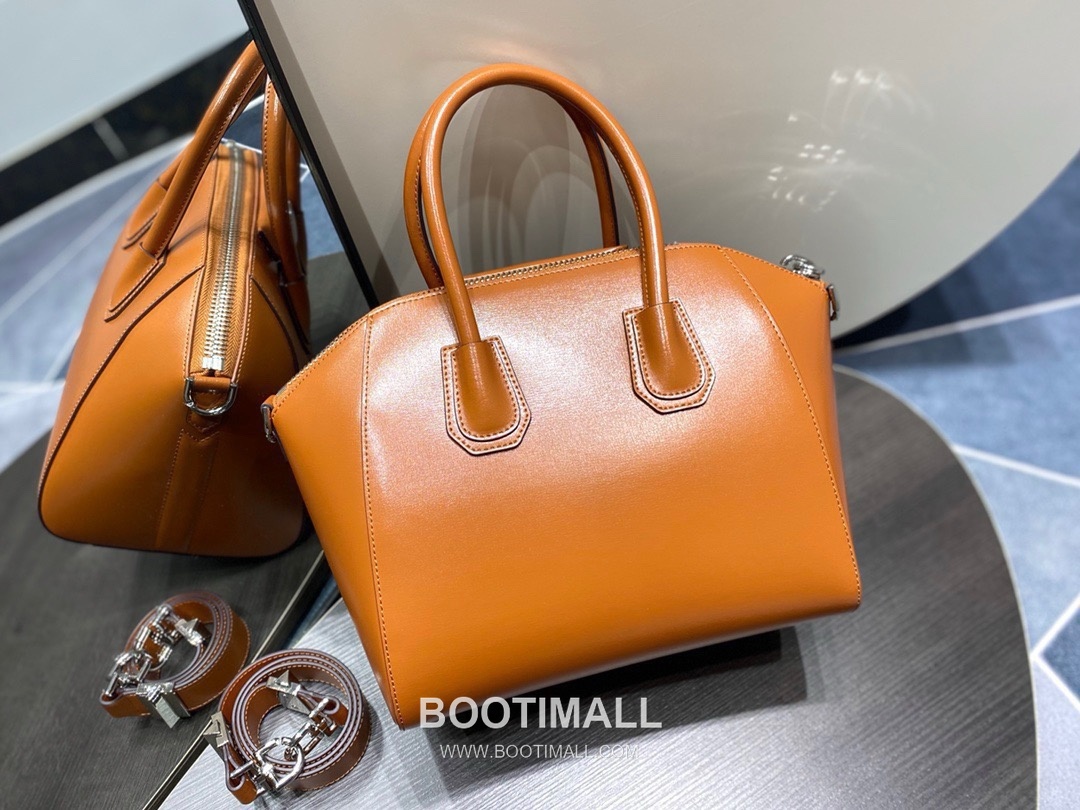 Givenchy Antigona Box Calfskin Top Handle Bag with Zip Closure and Detachable Strap 지방시 안티고나 박스 카프스킨 지퍼 탑핸들백 28cm 5