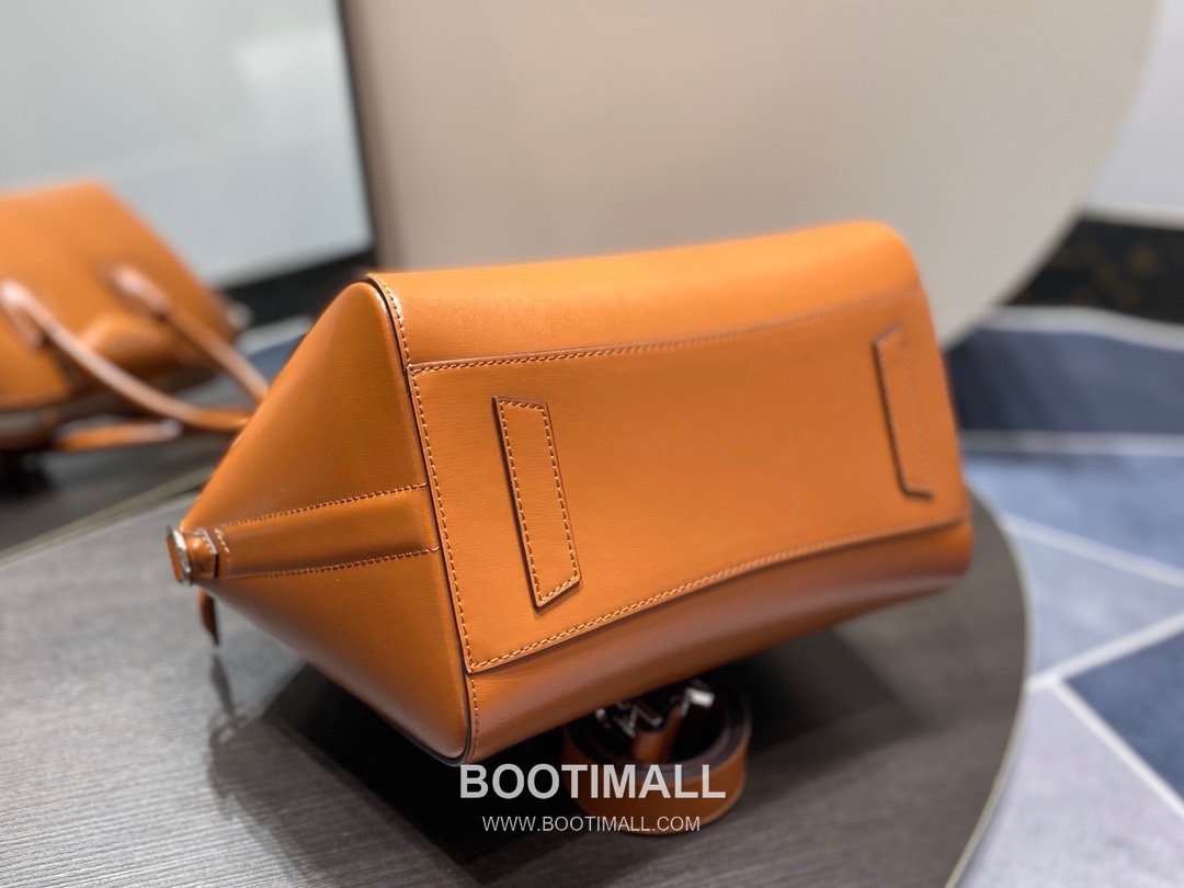 Givenchy Antigona Box Calfskin Top Handle Bag with Zip Closure and Detachable Strap 지방시 안티고나 박스 카프스킨 지퍼 탑핸들백 28cm 6