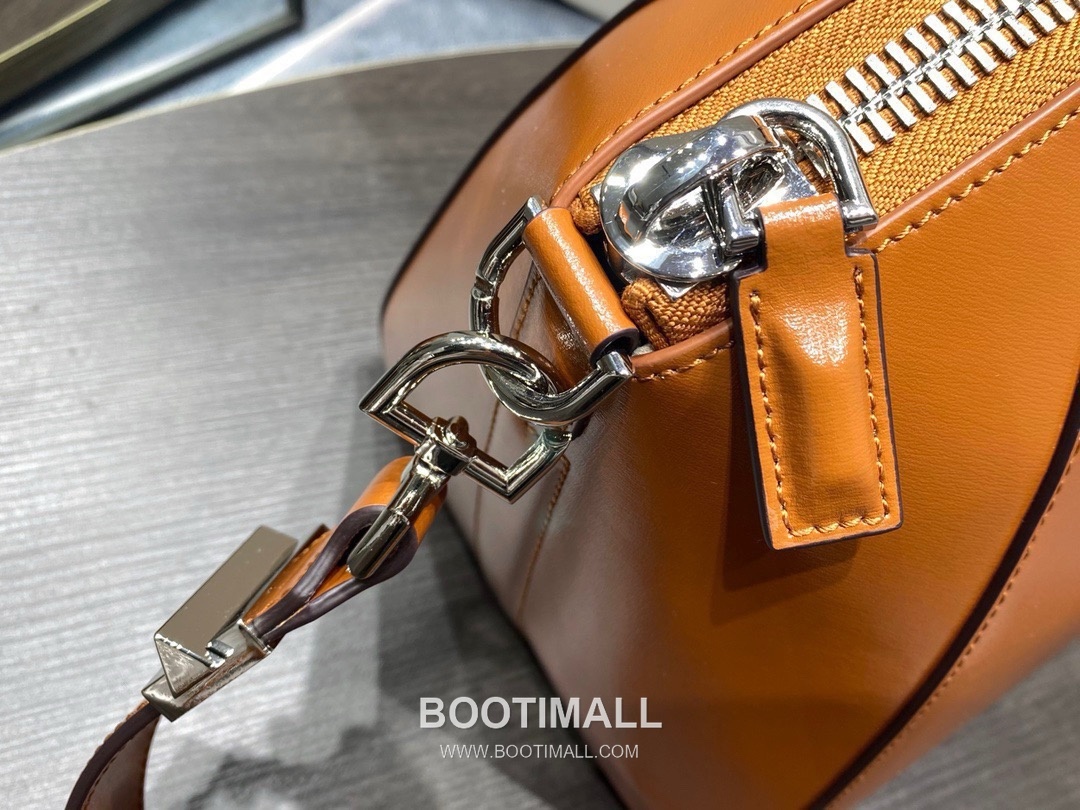 Givenchy Antigona Box Calfskin Top Handle Bag with Zip Closure and Detachable Strap 지방시 안티고나 박스 카프스킨 지퍼 탑핸들백 28cm 8