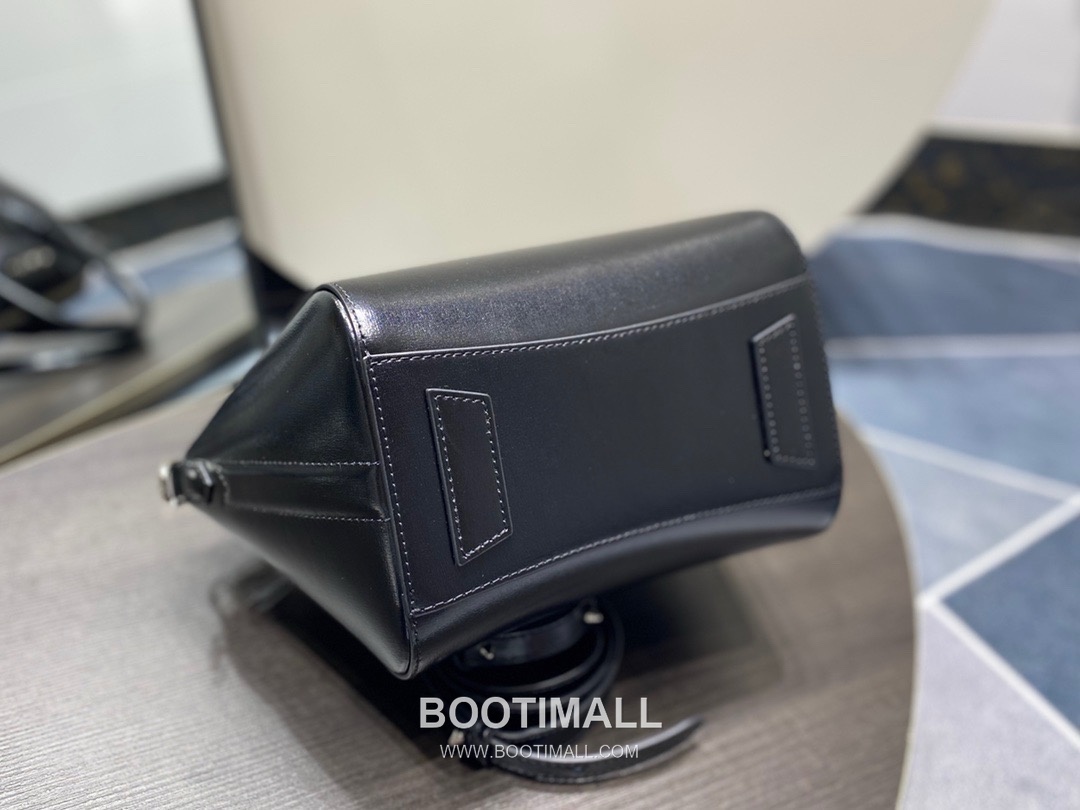 Givenchy Antigona Box Calfskin Top Handle Bag with Zip Closure and Detachable Strap 지방시 안티고나 박스 카프스킨 지퍼 탑핸들백 22cm 6