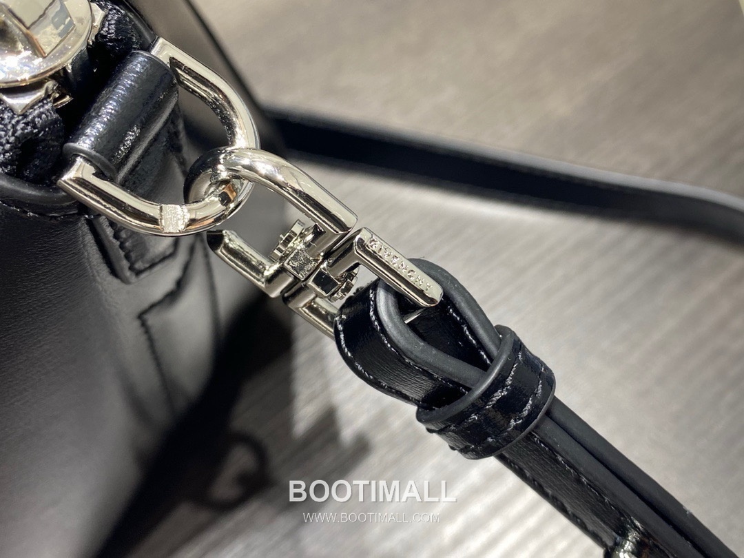 Givenchy Antigona Box Calfskin Top Handle Bag with Zip Closure and Detachable Strap 지방시 안티고나 박스 카프스킨 지퍼 탑핸들백 22cm 7