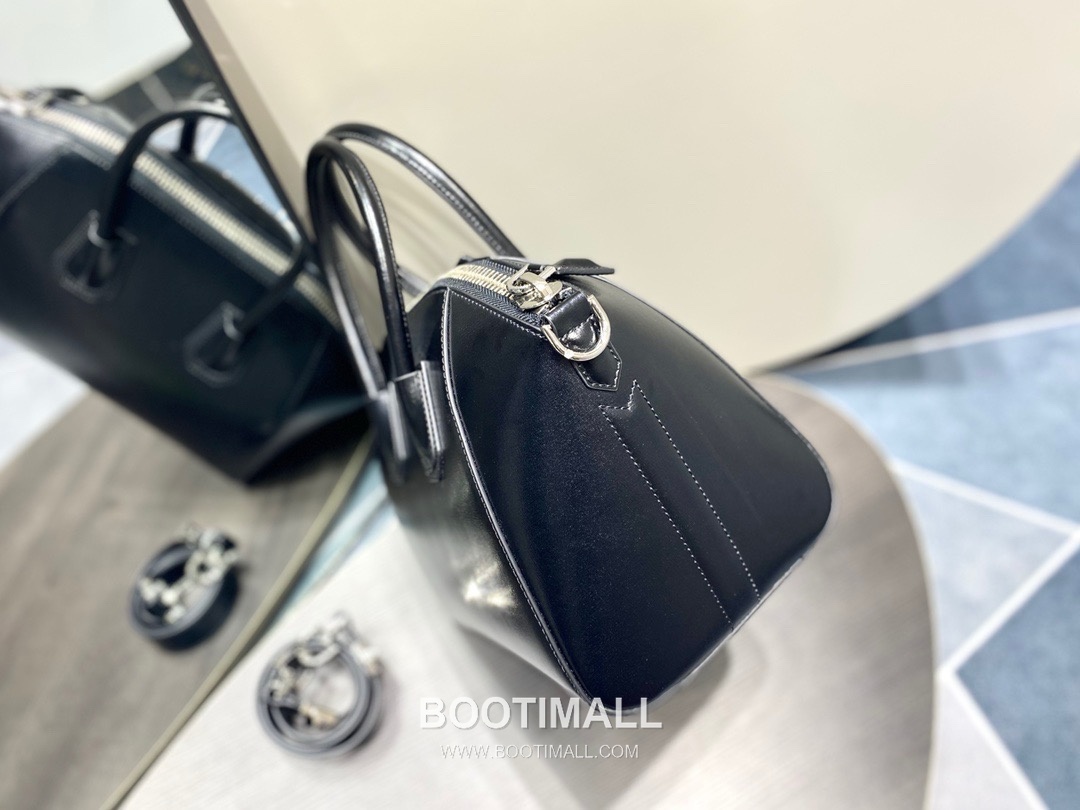 Givenchy Antigona Box Calfskin Top Handle Bag with Zip Closure and Detachable Strap 지방시 안티고나 박스 카프스킨 지퍼 탑핸들백 28cm 4