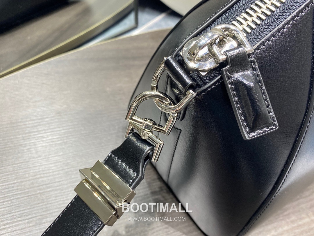 Givenchy Antigona Box Calfskin Top Handle Bag with Zip Closure and Detachable Strap 지방시 안티고나 박스 카프스킨 지퍼 탑핸들백 28cm 7