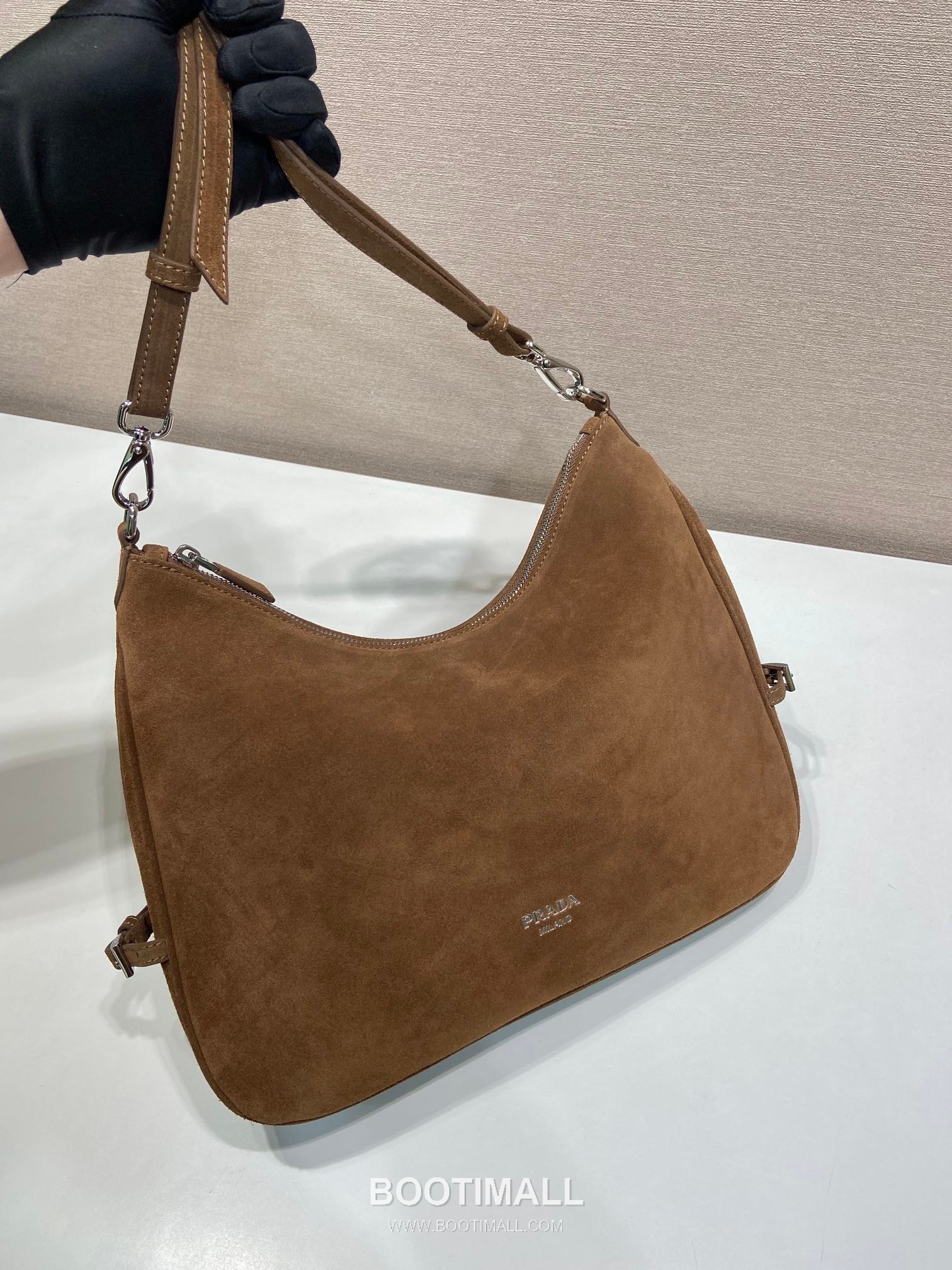 Prada Calfskin Hobo Shoulder Bag with Embossed Logo and Zip Closure 프라다 카프스킨 엠보스드 로고 지퍼 호보 숄더백 1BC288 33cm 3