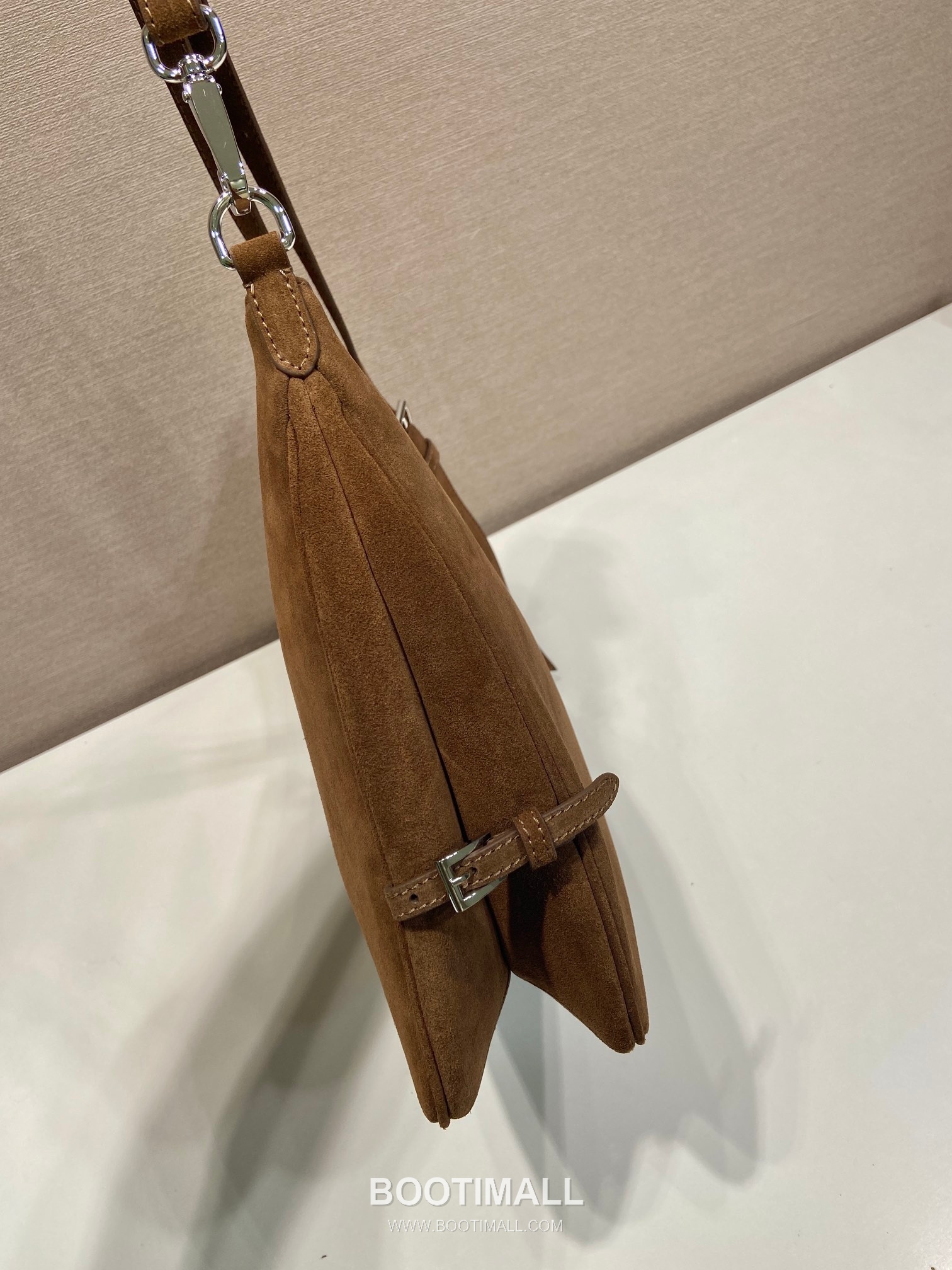 Prada Calfskin Hobo Shoulder Bag with Embossed Logo and Zip Closure 프라다 카프스킨 엠보스드 로고 지퍼 호보 숄더백 1BC288 33cm 5