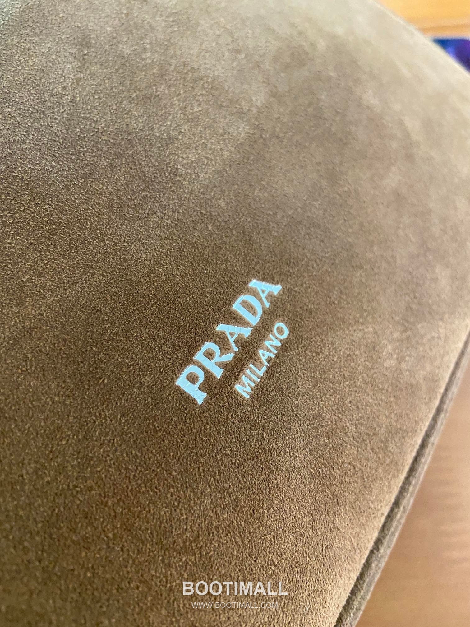 Prada Calfskin Hobo Shoulder Bag with Embossed Logo and Zip Closure 프라다 카프스킨 엠보스드 로고 지퍼 호보 숄더백 1BC288 33cm 7