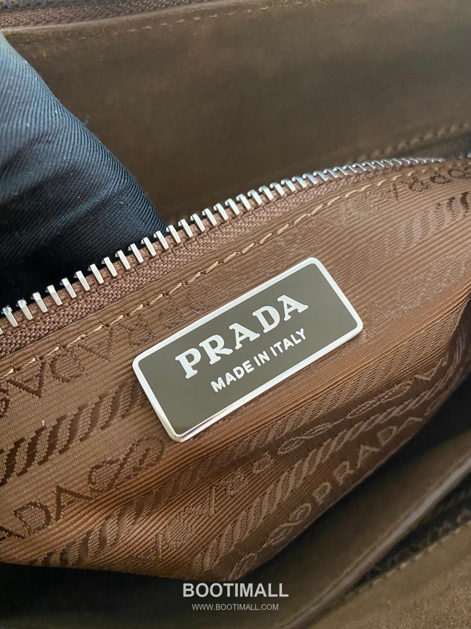 Prada Calfskin Hobo Shoulder Bag with Embossed Logo and Zip Closure 프라다 카프스킨 엠보스드 로고 지퍼 호보 숄더백 1BC288 33cm 9
