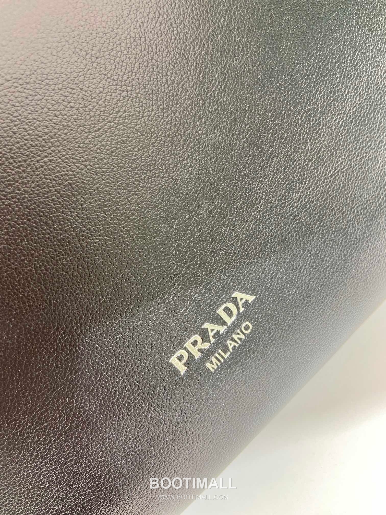 Prada Calfskin Hobo Shoulder Bag with Embossed Logo and Zip Closure 프라다 카프스킨 엠보스드 로고 지퍼 호보 숄더백 1BC288 33cm 7