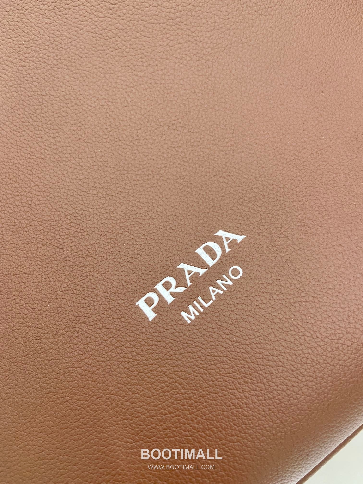 Prada Calfskin Hobo Shoulder Bag with Embossed Logo and Zip Closure 프라다 카프스킨 엠보스드 로고 지퍼 호보 숄더백 1BC288 33cm 7