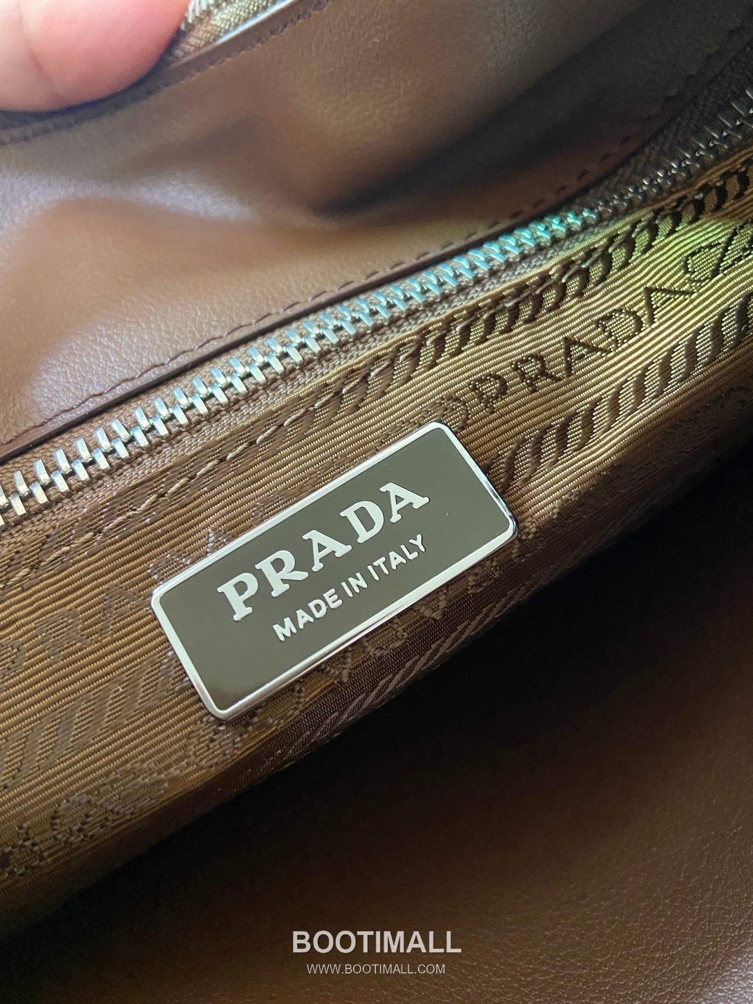 Prada Calfskin Hobo Shoulder Bag with Embossed Logo and Zip Closure 프라다 카프스킨 엠보스드 로고 지퍼 호보 숄더백 1BC288 33cm 9