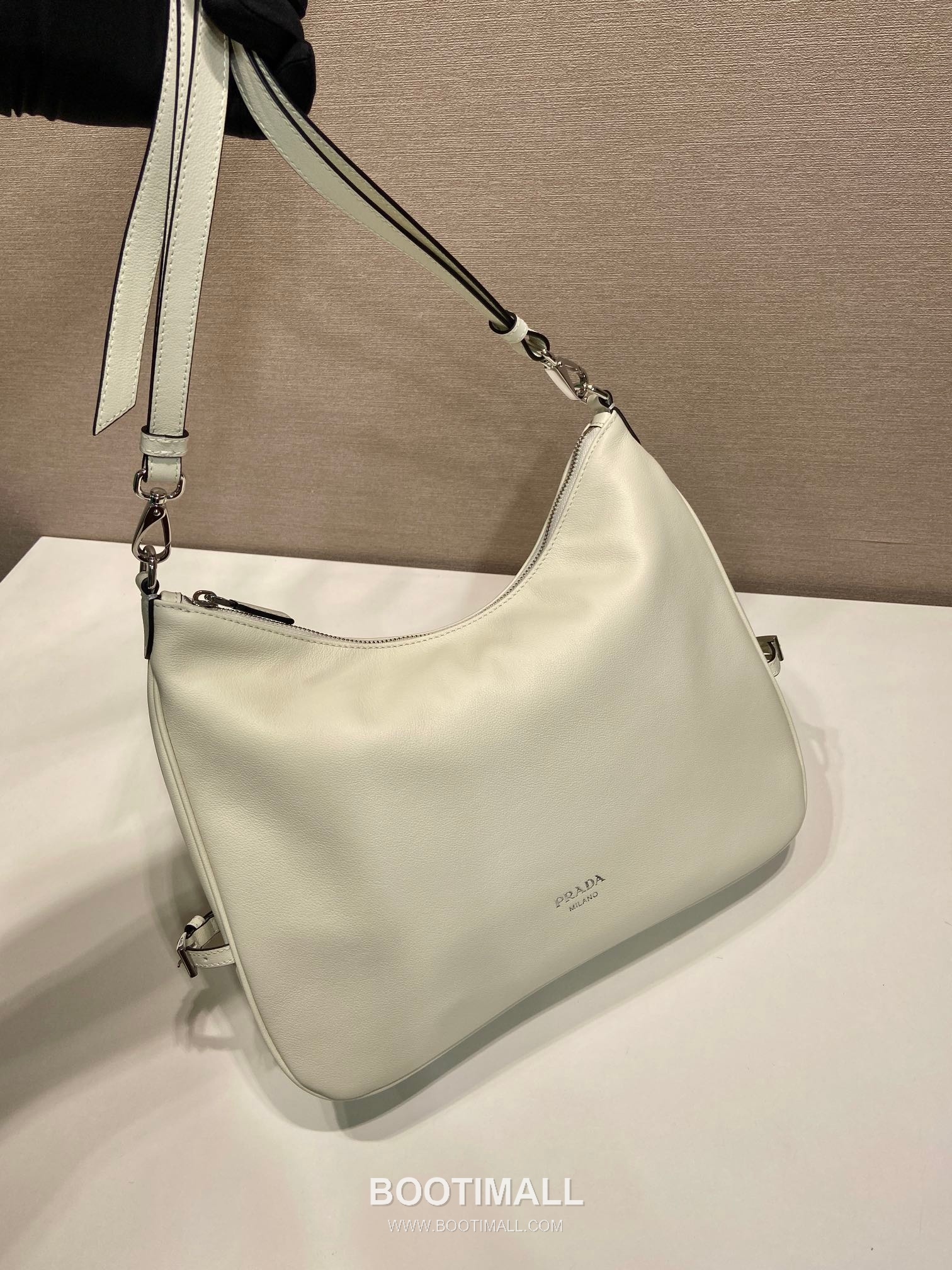 Prada Calfskin Hobo Shoulder Bag with Embossed Logo and Zip Closure 프라다 카프스킨 엠보스드 로고 지퍼 호보 숄더백 1BC288 33cm 3