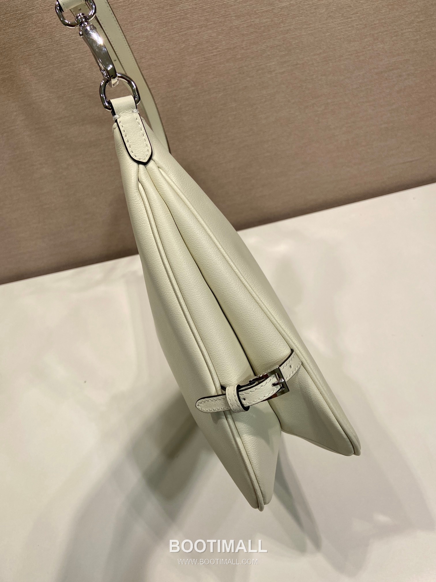 Prada Calfskin Hobo Shoulder Bag with Embossed Logo and Zip Closure 프라다 카프스킨 엠보스드 로고 지퍼 호보 숄더백 1BC288 33cm 6