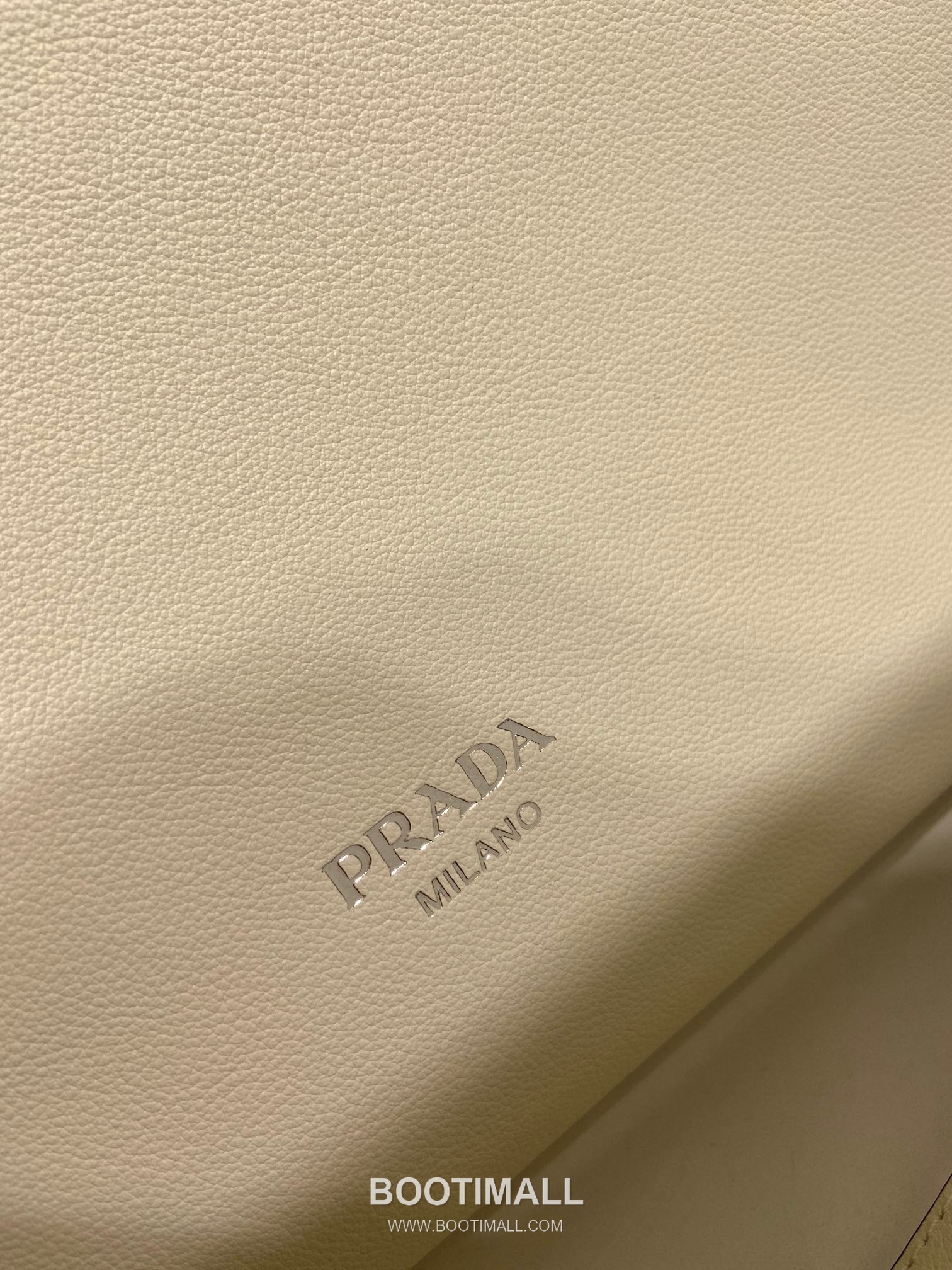 Prada Calfskin Hobo Shoulder Bag with Embossed Logo and Zip Closure 프라다 카프스킨 엠보스드 로고 지퍼 호보 숄더백 1BC288 33cm 7