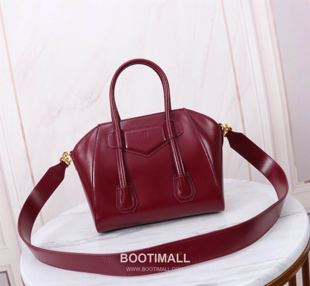 Givenchy Antigona Patent Calfskin Top Handle Bag with Padlock Detail and Magnetic Closure 지방시 안티고나 페이턴트 카프스킨 패드락 마그네틱 탑핸들백 199115 22cm 3