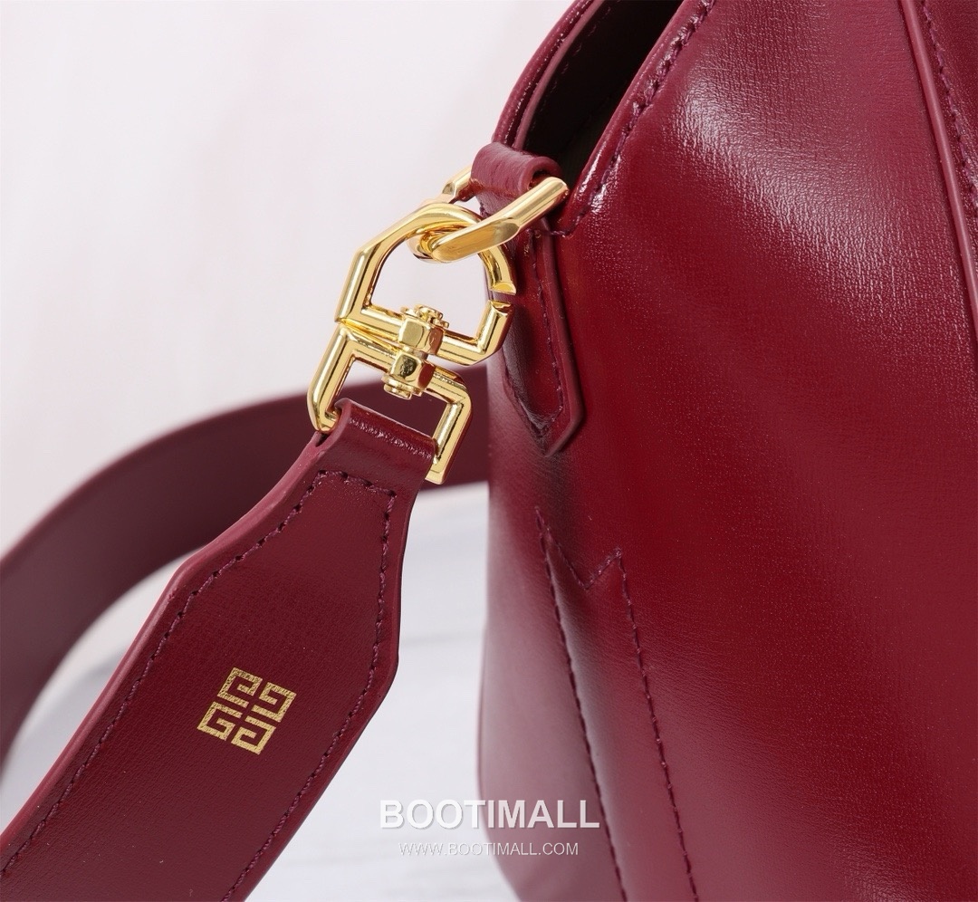 Givenchy Antigona Patent Calfskin Top Handle Bag with Padlock Detail and Magnetic Closure 지방시 안티고나 페이턴트 카프스킨 패드락 마그네틱 탑핸들백 199115 22cm 5