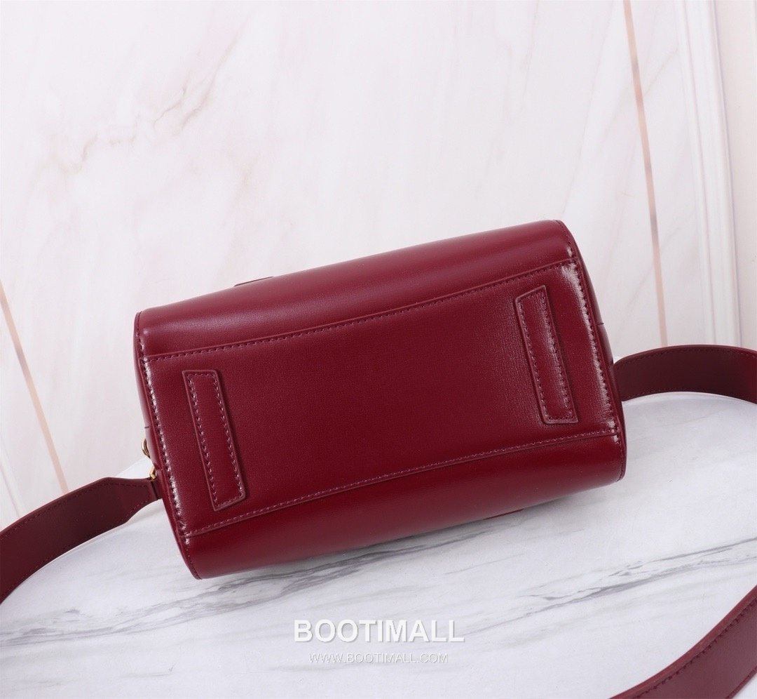 Givenchy Antigona Patent Calfskin Top Handle Bag with Padlock Detail and Magnetic Closure 지방시 안티고나 페이턴트 카프스킨 패드락 마그네틱 탑핸들백 199115 22cm 7