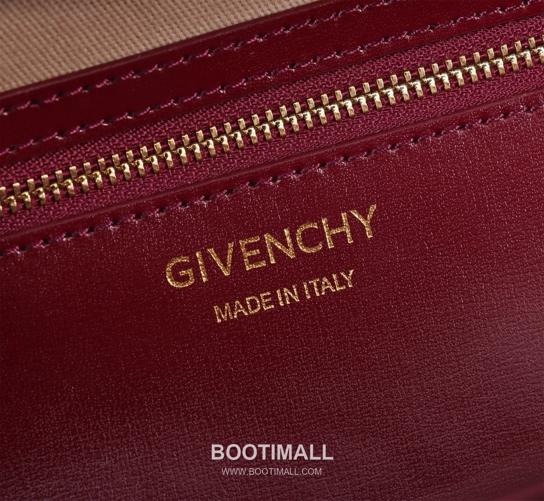 Givenchy Antigona Patent Calfskin Top Handle Bag with Padlock Detail and Magnetic Closure 지방시 안티고나 페이턴트 카프스킨 패드락 마그네틱 탑핸들백 199115 22cm 8