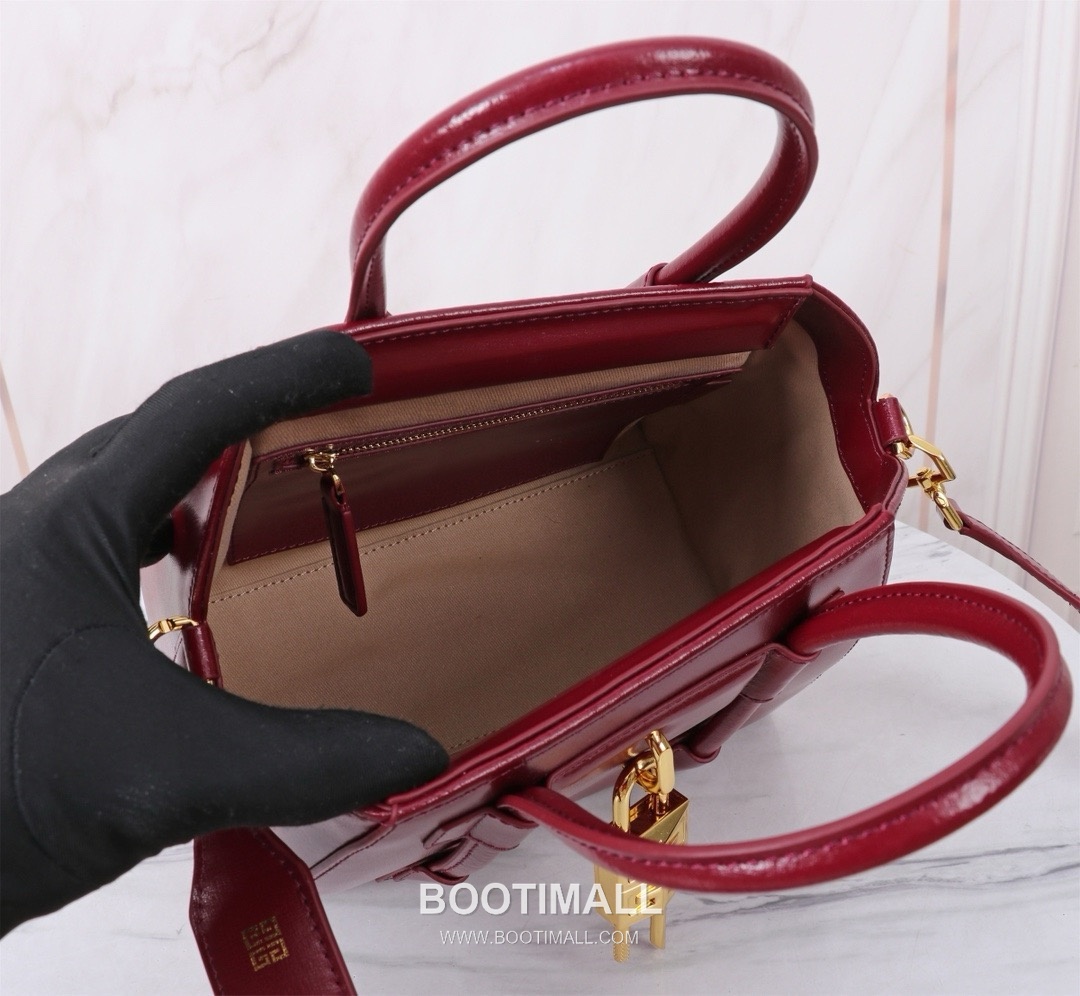 Givenchy Antigona Patent Calfskin Top Handle Bag with Padlock Detail and Magnetic Closure 지방시 안티고나 페이턴트 카프스킨 패드락 마그네틱 탑핸들백 199115 22cm 9