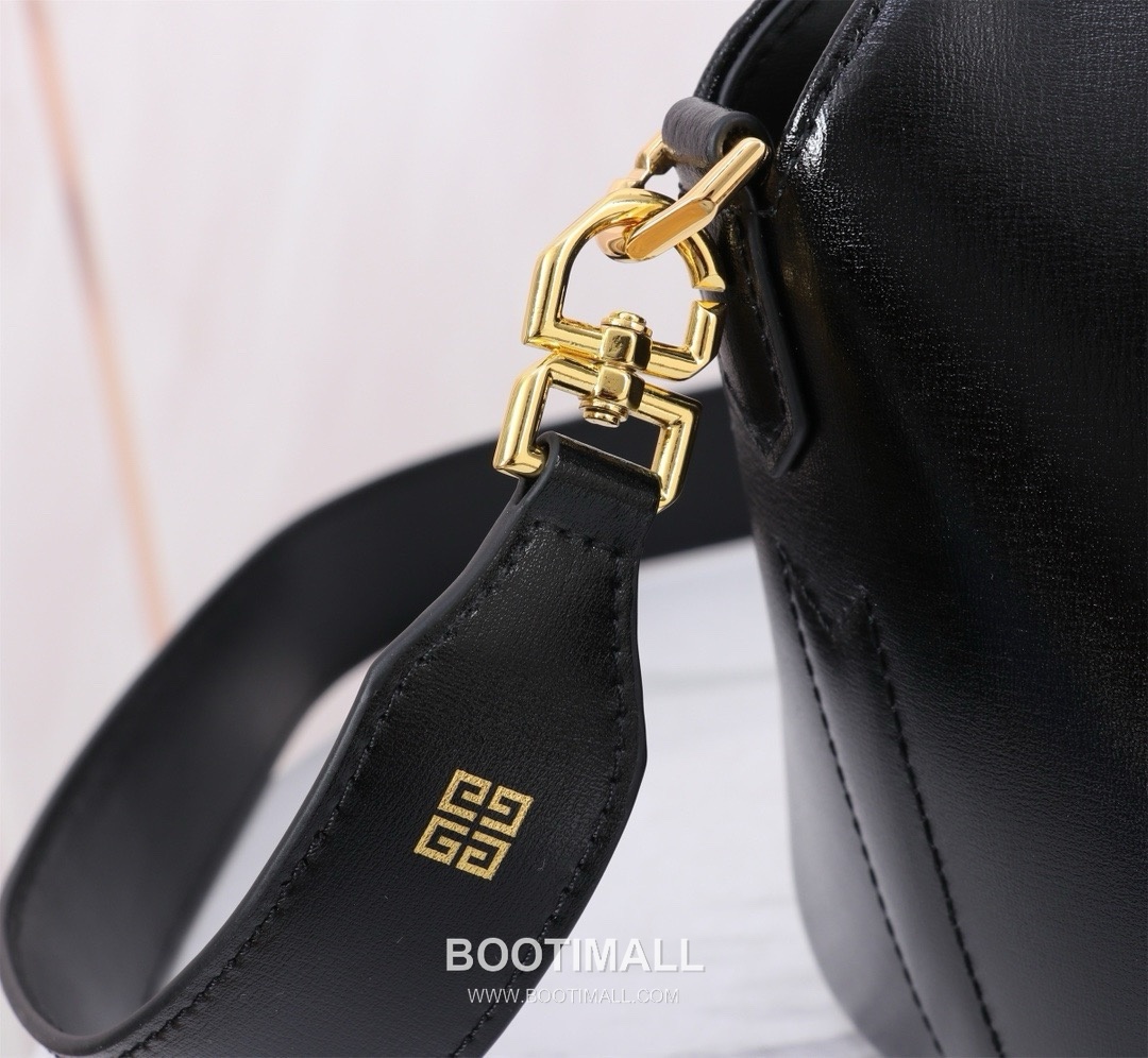 Givenchy Antigona Patent Calfskin Top Handle Bag with Padlock Detail and Magnetic Closure 지방시 안티고나 페이턴트 카프스킨 패드락 마그네틱 탑핸들백 199115 22cm 5