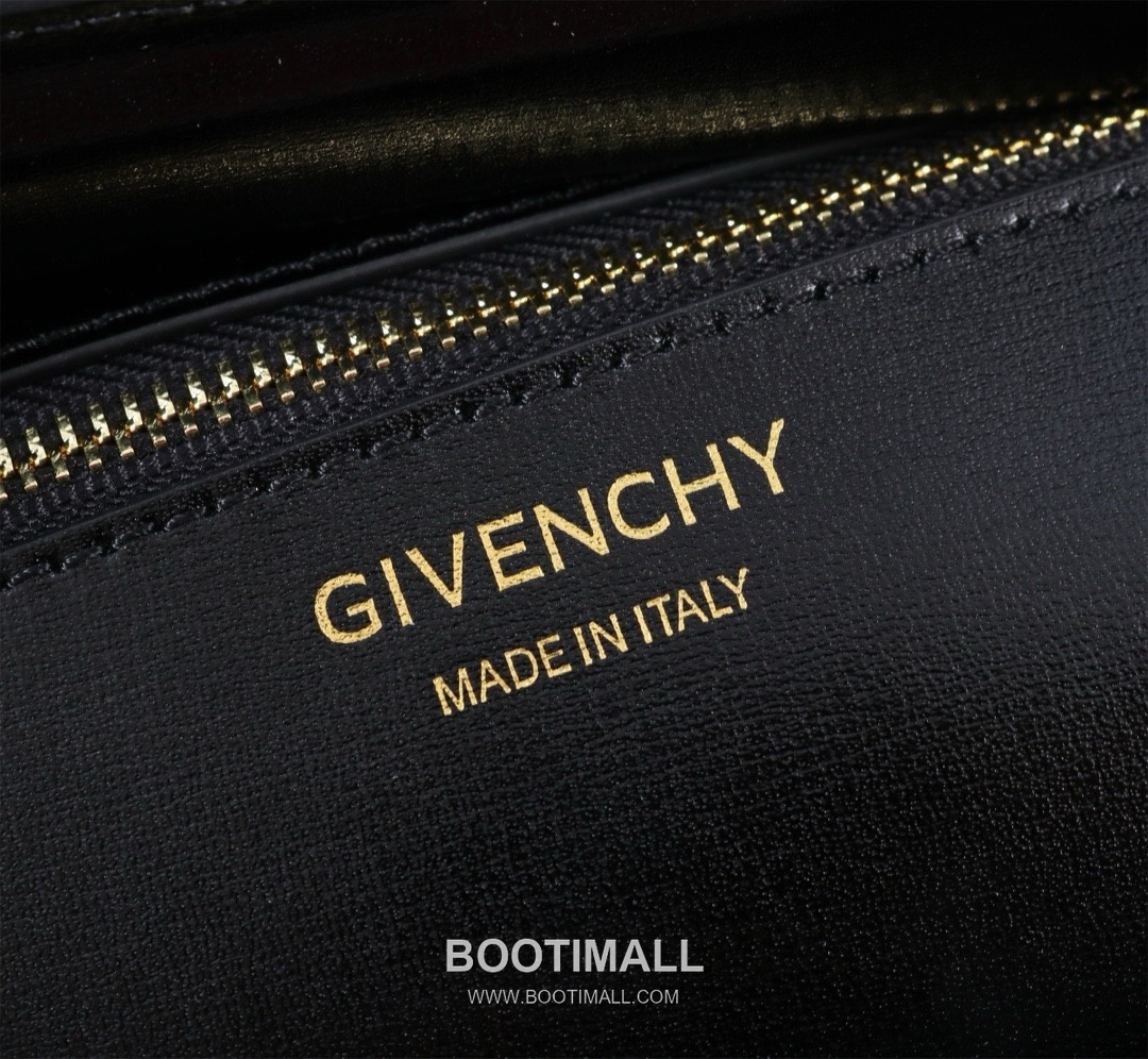 Givenchy Antigona Patent Calfskin Top Handle Bag with Padlock Detail and Magnetic Closure 지방시 안티고나 페이턴트 카프스킨 패드락 마그네틱 탑핸들백 199115 22cm 8