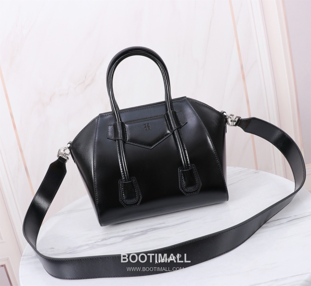 Givenchy Antigona Patent Calfskin Top Handle Bag with Padlock Detail and Magnetic Closure 지방시 안티고나 페이턴트 카프스킨 패드락 마그네틱 탑핸들백 199115 22cm 3