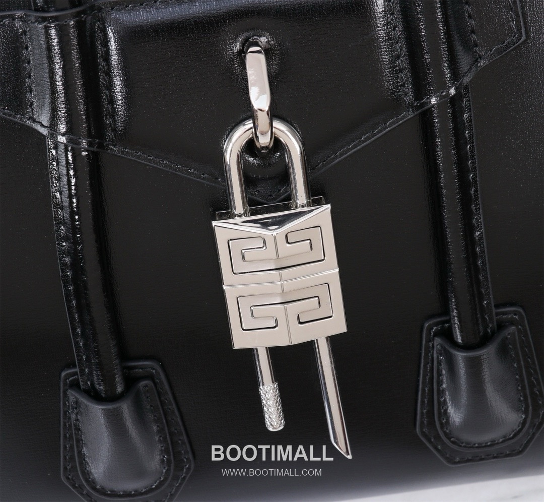 Givenchy Antigona Patent Calfskin Top Handle Bag with Padlock Detail and Magnetic Closure 지방시 안티고나 페이턴트 카프스킨 패드락 마그네틱 탑핸들백 199115 22cm 4