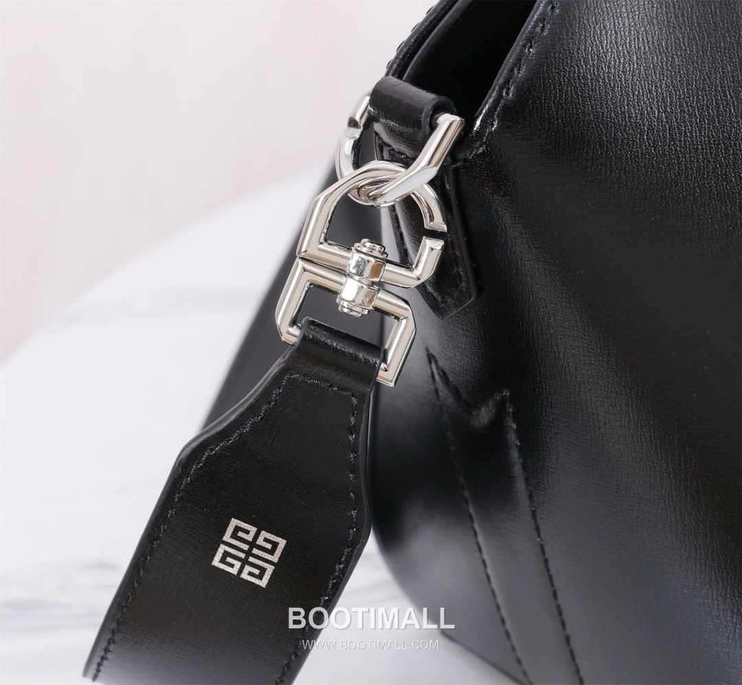 Givenchy Antigona Patent Calfskin Top Handle Bag with Padlock Detail and Magnetic Closure 지방시 안티고나 페이턴트 카프스킨 패드락 마그네틱 탑핸들백 199115 22cm 5