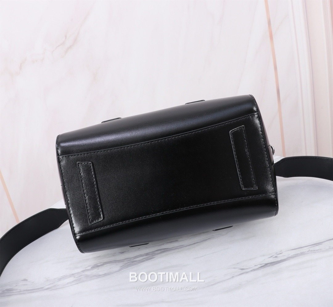 Givenchy Antigona Patent Calfskin Top Handle Bag with Padlock Detail and Magnetic Closure 지방시 안티고나 페이턴트 카프스킨 패드락 마그네틱 탑핸들백 199115 22cm 7