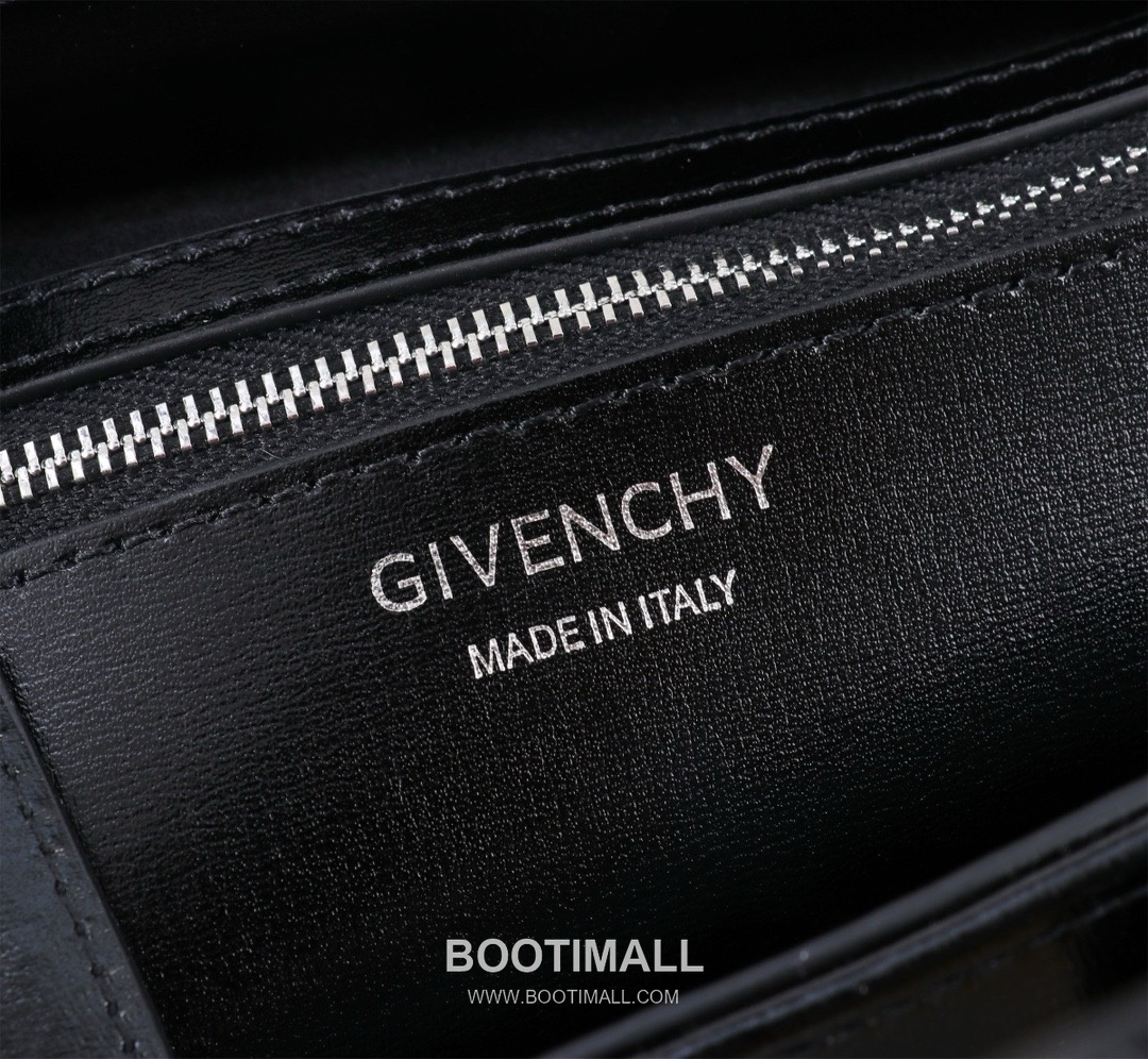 Givenchy Antigona Patent Calfskin Top Handle Bag with Padlock Detail and Magnetic Closure 지방시 안티고나 페이턴트 카프스킨 패드락 마그네틱 탑핸들백 199115 22cm 8