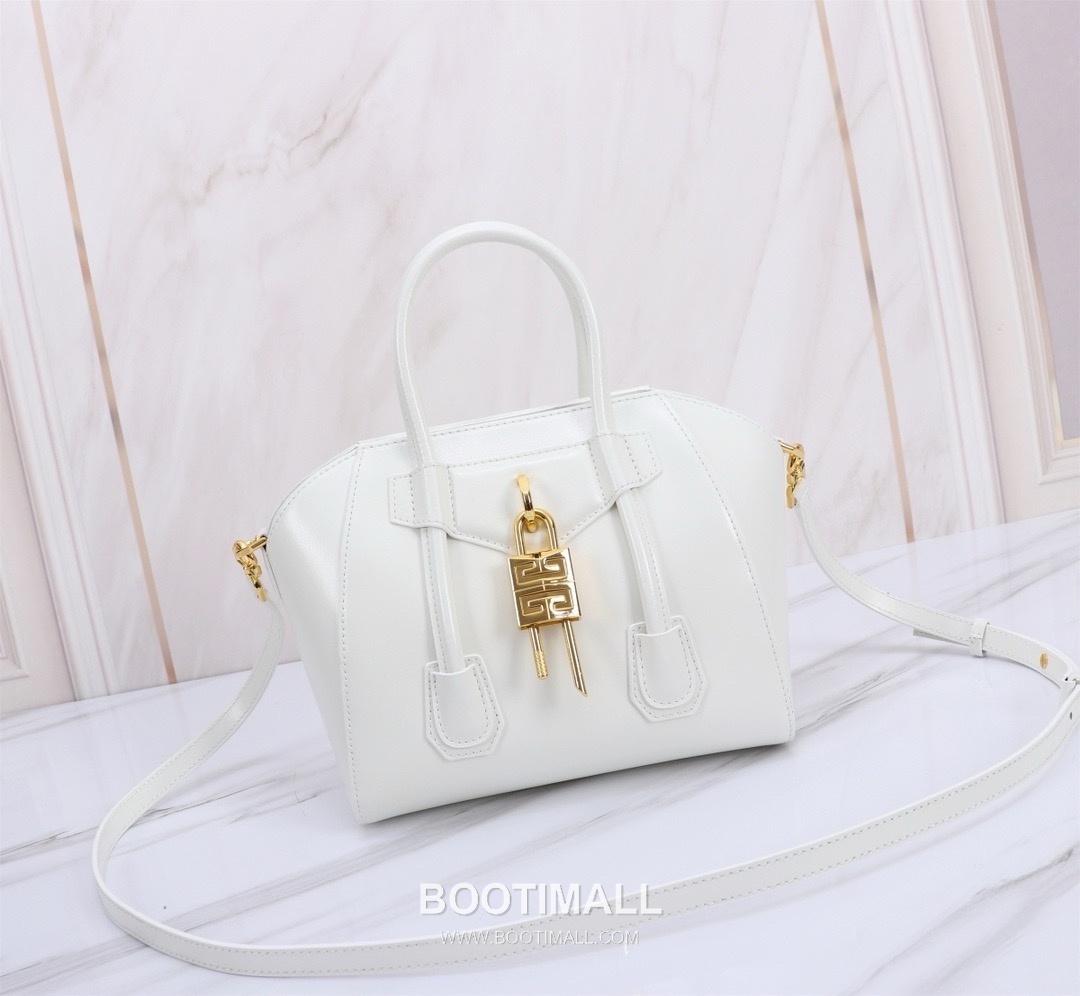 Givenchy Antigona Patent Calfskin Top Handle Bag with Padlock Detail and Magnetic Closure 지방시 안티고나 페이턴트 카프스킨 패드락 마그네틱 탑핸들백 199115 22cm 1