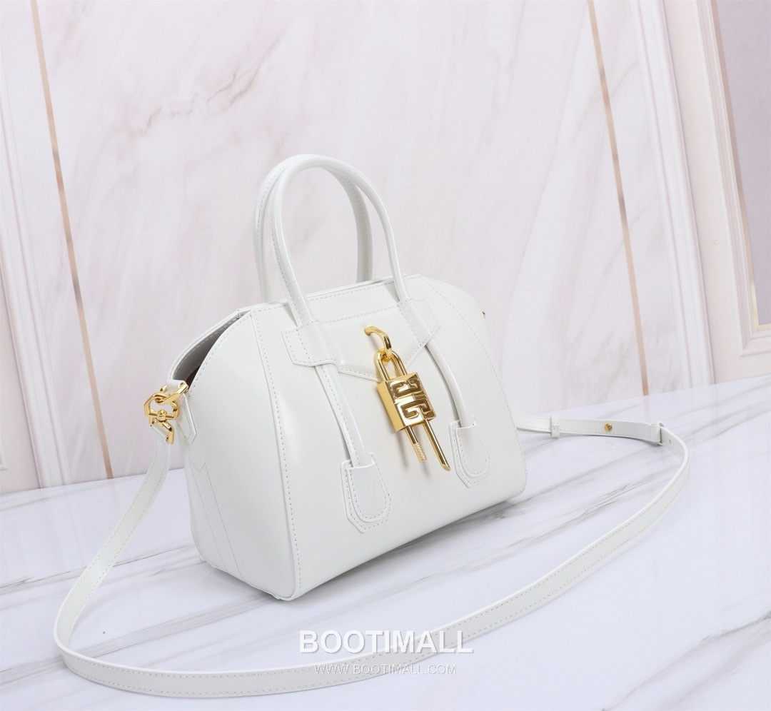 Givenchy Antigona Patent Calfskin Top Handle Bag with Padlock Detail and Magnetic Closure 지방시 안티고나 페이턴트 카프스킨 패드락 마그네틱 탑핸들백 199115 22cm 2