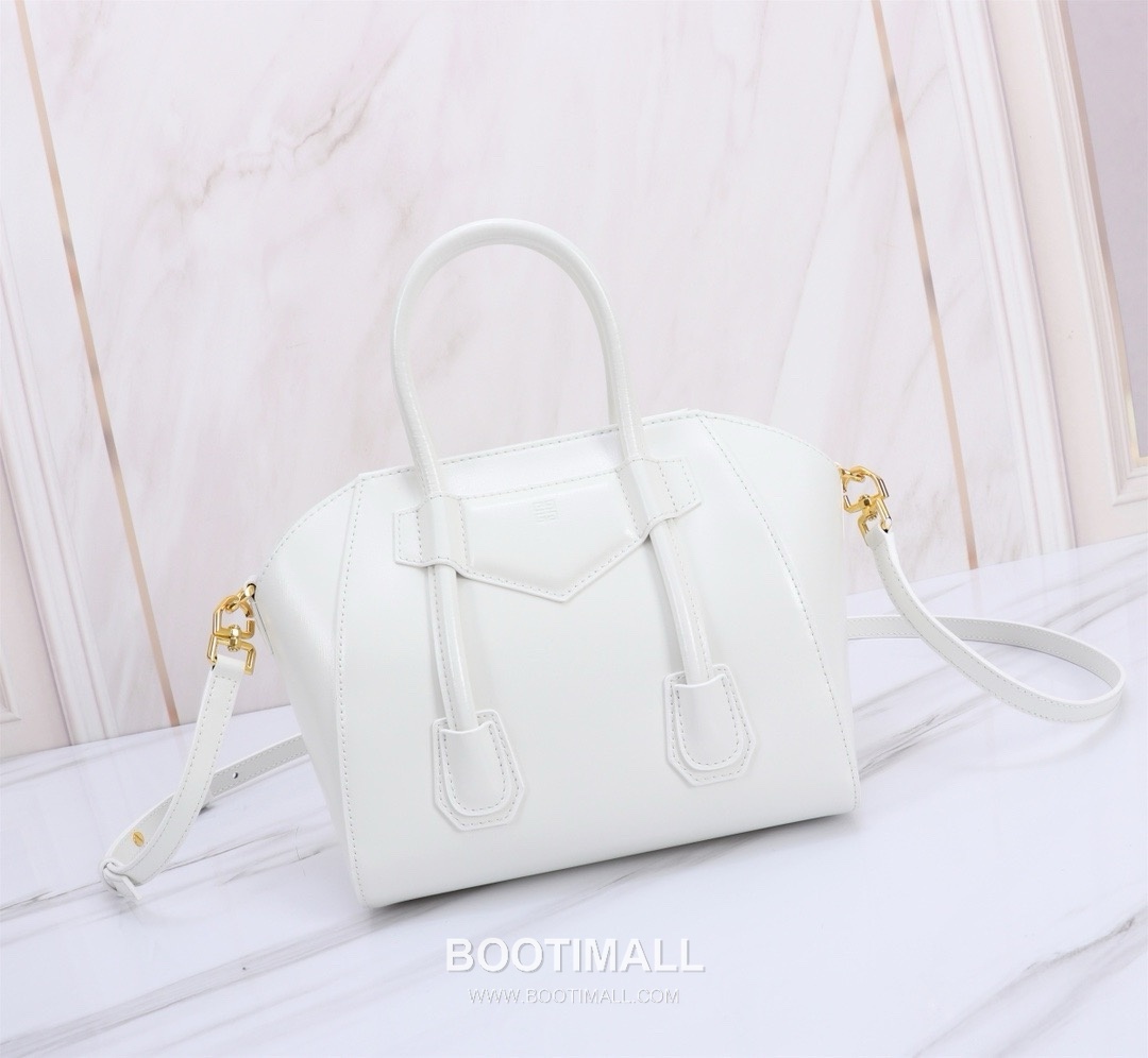 Givenchy Antigona Patent Calfskin Top Handle Bag with Padlock Detail and Magnetic Closure 지방시 안티고나 페이턴트 카프스킨 패드락 마그네틱 탑핸들백 199115 22cm 3