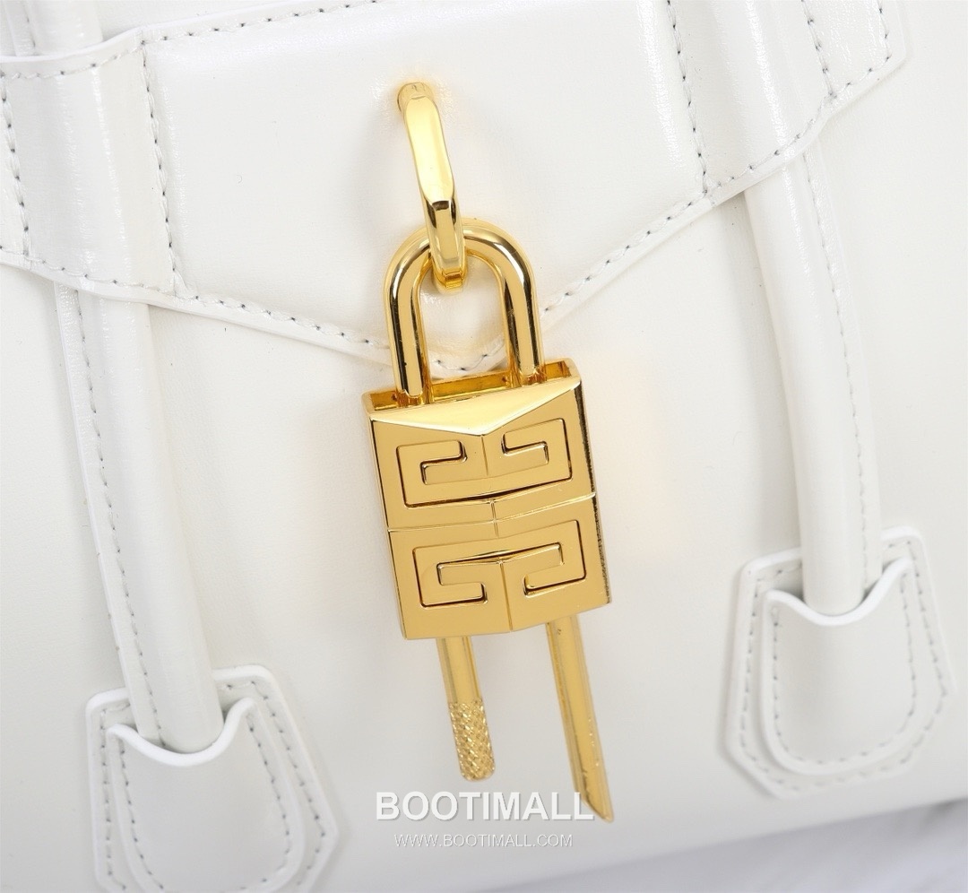 Givenchy Antigona Patent Calfskin Top Handle Bag with Padlock Detail and Magnetic Closure 지방시 안티고나 페이턴트 카프스킨 패드락 마그네틱 탑핸들백 199115 22cm 6