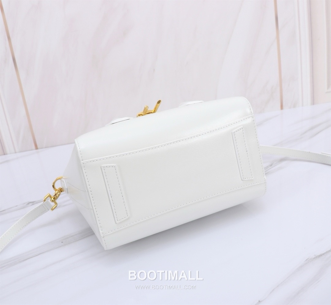 Givenchy Antigona Patent Calfskin Top Handle Bag with Padlock Detail and Magnetic Closure 지방시 안티고나 페이턴트 카프스킨 패드락 마그네틱 탑핸들백 199115 22cm 7