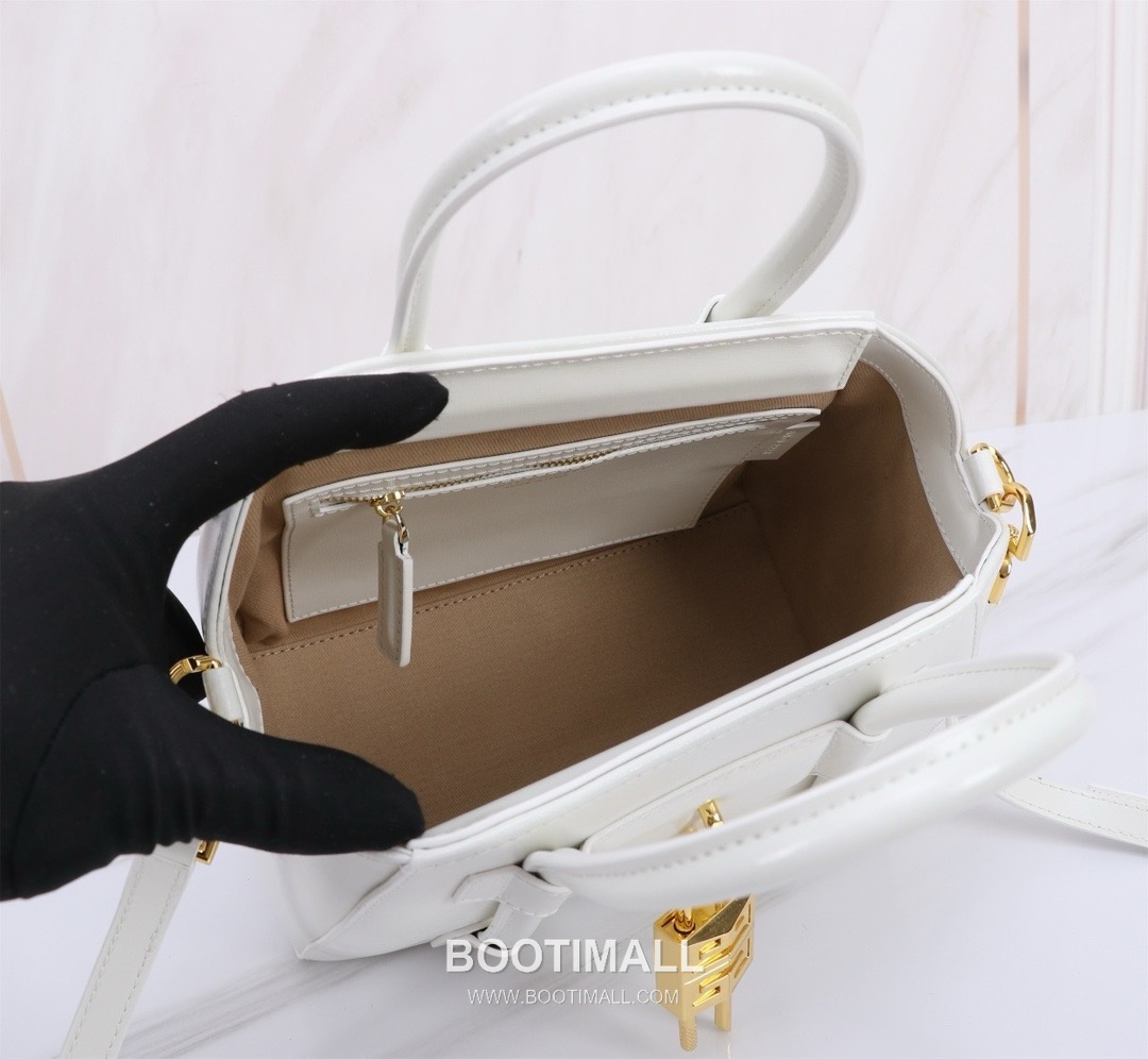 Givenchy Antigona Patent Calfskin Top Handle Bag with Padlock Detail and Magnetic Closure 지방시 안티고나 페이턴트 카프스킨 패드락 마그네틱 탑핸들백 199115 22cm 8