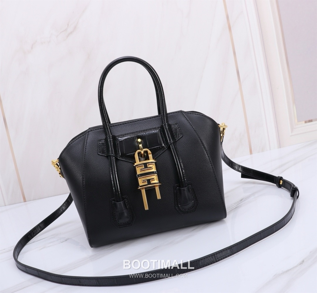 Givenchy Antigona Patent Calfskin Top Handle Bag with Padlock Detail and Magnetic Closure 지방시 안티고나 페이턴트 카프스킨 패드락 마그네틱 탑핸들백 199115 22cm 1