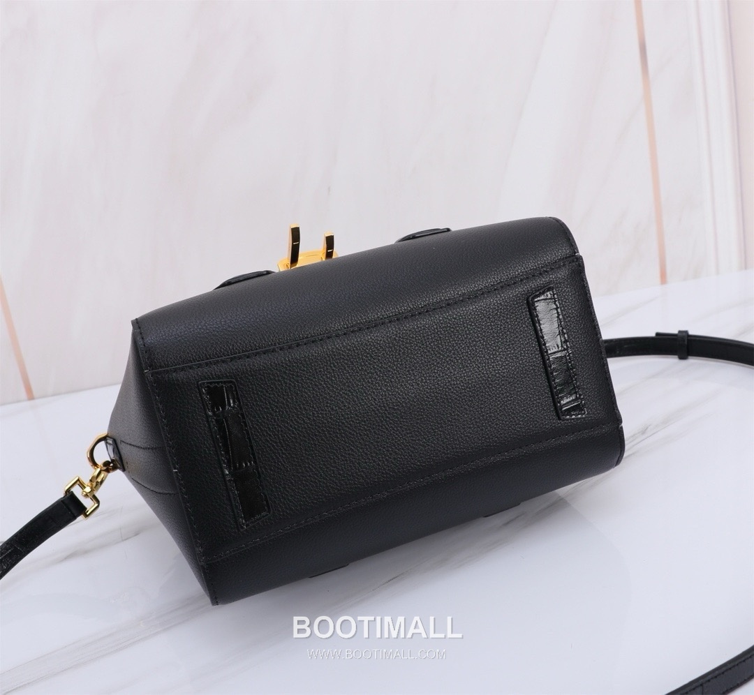 Givenchy Antigona Patent Calfskin Top Handle Bag with Padlock Detail and Magnetic Closure 지방시 안티고나 페이턴트 카프스킨 패드락 마그네틱 탑핸들백 199115 22cm 4