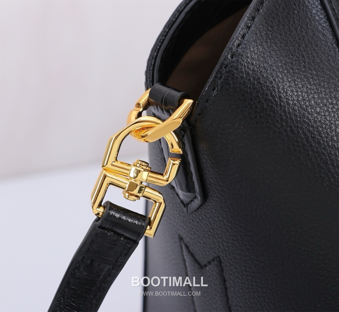 Givenchy Antigona Patent Calfskin Top Handle Bag with Padlock Detail and Magnetic Closure 지방시 안티고나 페이턴트 카프스킨 패드락 마그네틱 탑핸들백 199115 22cm 6