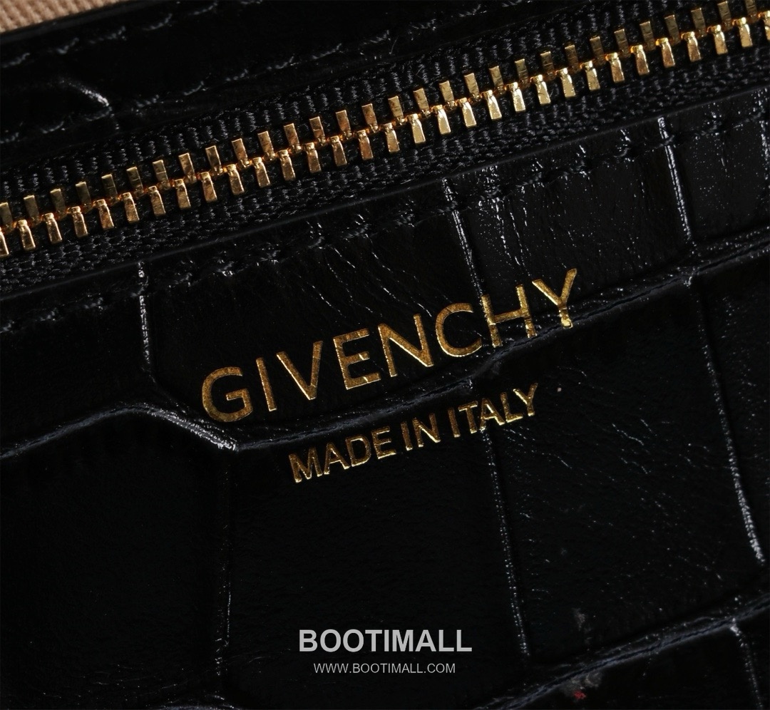 Givenchy Antigona Patent Calfskin Top Handle Bag with Padlock Detail and Magnetic Closure 지방시 안티고나 페이턴트 카프스킨 패드락 마그네틱 탑핸들백 199115 22cm 8