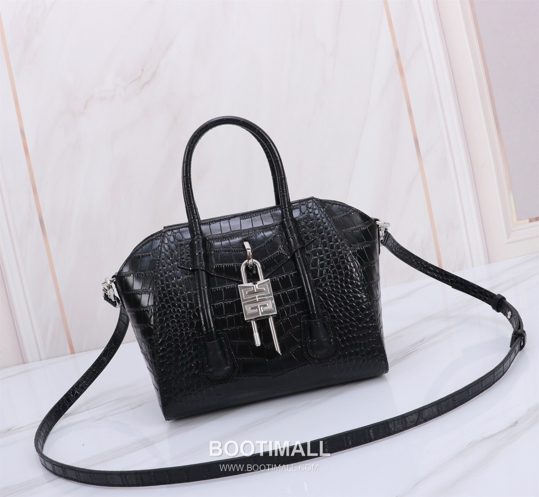 Givenchy Antigona Patent Calfskin Top Handle Bag with Padlock Detail and Magnetic Closure 지방시 안티고나 페이턴트 카프스킨 패드락 마그네틱 탑핸들백 199115 22cm 1